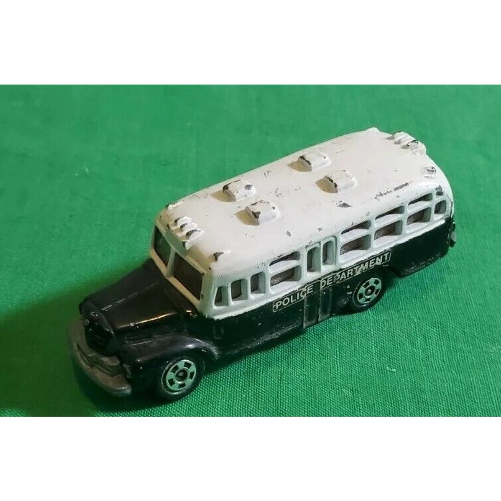Tomica Isuzu Police Bus